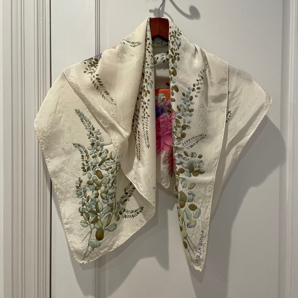 ANNE KLEIN // 100% Silk scarf with floral details